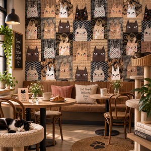 Könnte beinhalten: Ein Café-Innenraum mit einer Tapete mit wiederkehrendem Katzenkopfmuster, einer braunen Polsterbank, zwei runden Holztischen und Holzstühlen. Eine schwarz-weiße Katze ruht auf einem Sitzplatz, ein Schild trägt die Aufschrift Good Cats Good People.