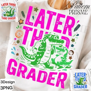 Könnte beinhalten: Weißes Sweatshirt mit einem großen, leuchtend rosa Textdesign mit der Aufschrift "LATER THIRD GRADER". Das Design zeigt ein grünes Alligator mit Sonnenbrille und Rucksack. Zusätzliche Grafiken sind Sterne, eine Uhr und Wassertropfen.