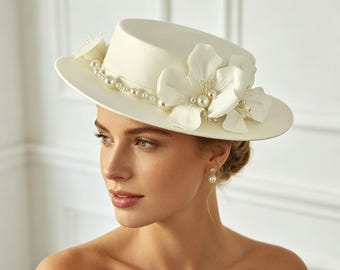 Sombrero de novia tipo canotier con perlas y estampado floral color marfil
