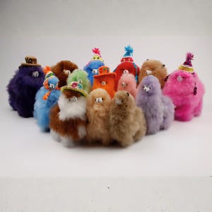 Fluffig och mjuk alpacka, ca 16 cm, handgjord i Peru