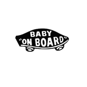 Puede incluir: Adhesivo para coche en blanco y negro con la frase "BABY ON BOARD". El diseño tiene forma de coche. Ideal para avisar a otros conductores de la presencia de un bebé.