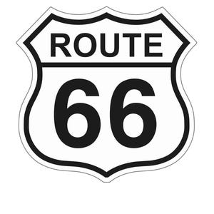 Könnte beinhalten: Ein schwarz-weißes Route 66-Schild. Das Schild hat die Form eines Schildes mit schwarzem Rand. Das Wort "ROUTE" steht oben in schwarzen Buchstaben, und die Zahl "66" steht darunter in großen schwarzen Ziffern.