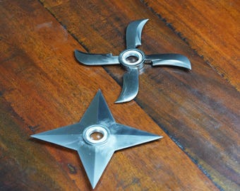 Fidget Spinner de metal estilo shuriken inspirado en anime, juguete de escritorio giratorio a mano (2 estilos)