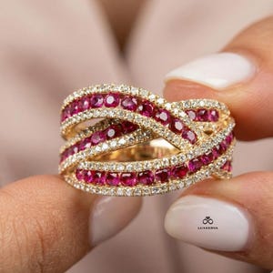 Anillo llamativo geométrico con circonitas cúbicas pavé en color rojo rubí / Anillo de cóctel cruzado para mujer