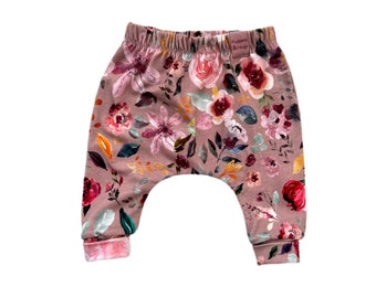 Babybroekje bloemen, broekje met roze bloemen, harem broek, baby legging, met bloemen, voor baby, voor meisje, voor preemie, voor zomer