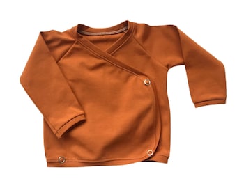 Baby shirt amber, Overslagshirt baby bruin, makkelijk aan te trekken shirt, newborn shirt, shirt voor pasgeborene, roestbruin shirt