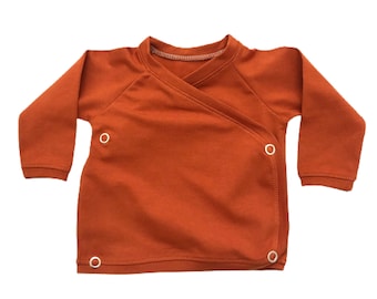 Camisa del bebé marrón, wrap camisa bebé marrón oxidado, camisa fácil de vestir, camisa del recién nacido, camisa del bebé unisex, para el bebé, para el recién nacido, para el niño pequeño