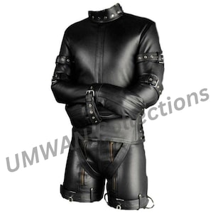 Könnte beinhalten: Schwarzer Leder-Fixieranzug mit hohem Kragen, mehreren Schnallen und Riemen. Der Anzug umfasst eine Jacke mit angenähten Handschuhen und Shorts. Das Design verfügt über eine Reihe von Schnallen und Riemen zur sicheren Befestigung.