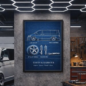 Könnte beinhalten: Ein gerahmtes Poster im Blaupausenstil mit dunkelblauem Hintergrund, das ein Van-Design und technische Details zeigt. Der Text enthält "LOW SETUP", "TRACK INSPIRED", "20" ALLOY WHEELS" und "COILOVER SPEC". Das Poster zeigt auch "HAVEN & HARBOUR" und "Objects - Spaces - Visual Culture."