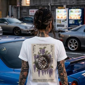 JDM Wisteria Wheel T-Shirt | Botanical Forged Rim Automotive Art Shirt | Limited Edition Geschenk für Autoliebhaber & Tuning Fans