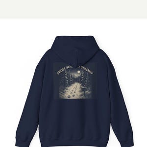 Pu&ograve; includere: Felpa con cappuccio blu navy con grafica di una scena di foresta sul retro. La grafica presenta un sentiero attraverso una foresta con impronte di zampe, alberi e una luna piena. Il testo sulla grafica recita "FROM SO... SUMMIT".
