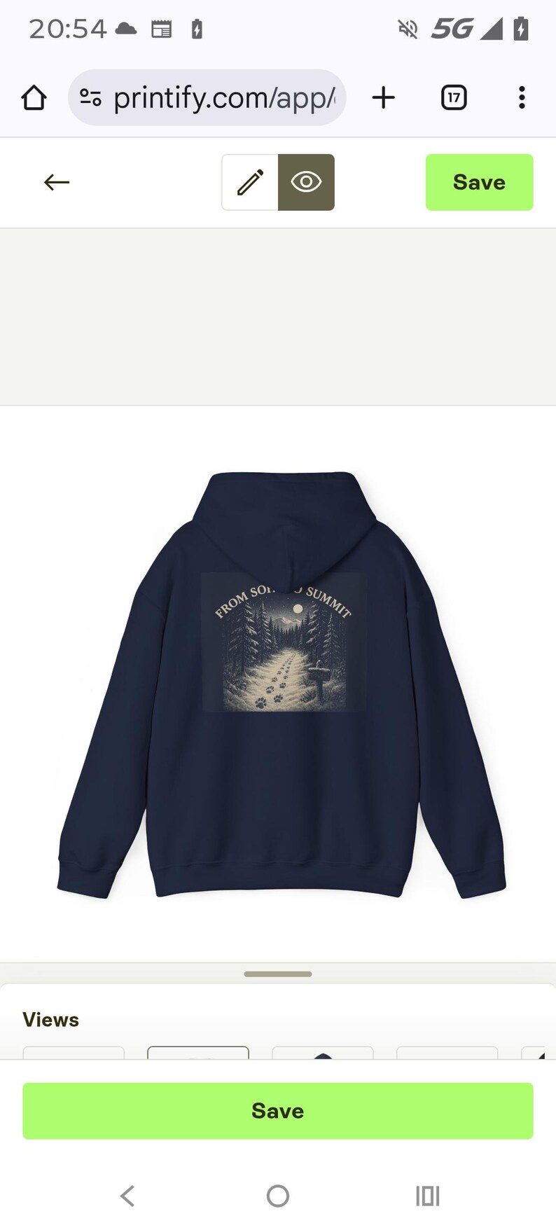 Pu&ograve; includere: Felpa con cappuccio blu navy con grafica di una scena di foresta sul retro. La grafica presenta un sentiero attraverso una foresta con impronte di zampe, alberi e una luna piena. Il testo sulla grafica recita "FROM SO... SUMMIT".