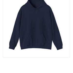 Pu&ograve; includere: Felpa con cappuccio blu navy con tasca frontale e cappuccio senza coulisse. La felpa &egrave; in tinta unita e ha maniche lunghe. Questo top casual &egrave; adatto all'uso quotidiano.