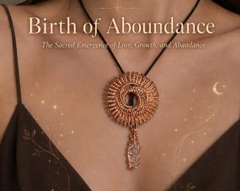 Könnte beinhalten: Ein Anhänger aus roségoldfarbenem Draht an einem schwarzen Band. Der Anhänger besteht aus einem kreisförmigen, spiralförmigen Drahtdesign mit einem hängenden, klaren, länglichen Kristall, der mit passendem Draht umwickelt ist. Text: Birth of Abundance, The Sacred Emergence of Love, Growth, and Abundance, Alchemist of light.