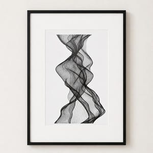 Può includere: Un'opera d'arte da parete incorniciata con un design astratto in bianco e nero. L'illustrazione è composta da sottili linee nere fluide che creano un motivo verticale a onde su uno sfondo bianco solido, racchiusa in una semplice cornice nera.
