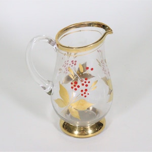 Kleiner Glaskrug mit Blattgold und Beere