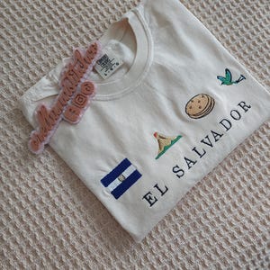 Camiseta bordada de El Salvador / Camiseta minimalista de herencia latina / Bandera, volcán, comida, pájaro imagen 2