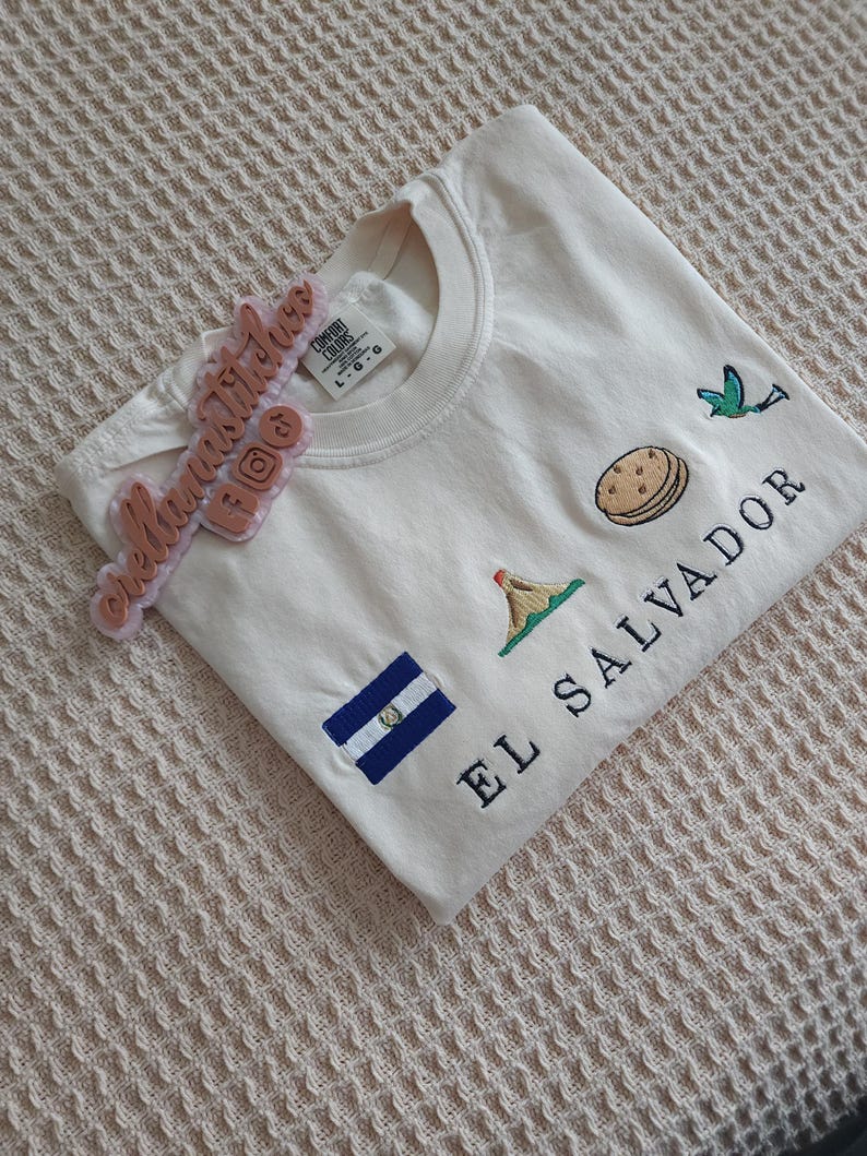 Camiseta bordada de El Salvador / Camiseta minimalista de herencia latina / Bandera, volcán, comida, pájaro imagen 2