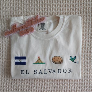 Puede incluir: Un letrero de madera r&uacute;stico con el texto "Welcome to our home" en letras blancas. El letrero presenta un acabado envejecido y un dise&ntilde;o sencillo y acogedor, perfecto para la decoraci&oacute;n de la puerta principal.