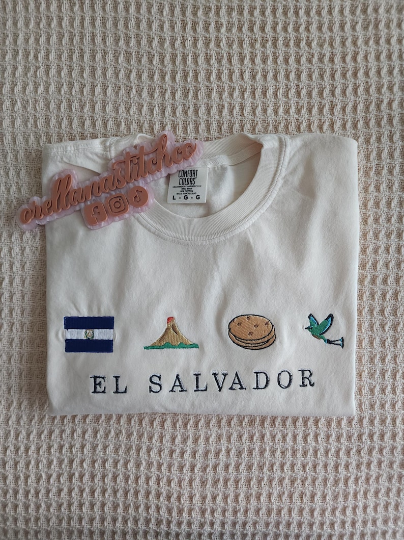 Puede incluir: Un letrero de madera r&uacute;stico con el texto "Welcome to our home" en letras blancas. El letrero presenta un acabado envejecido y un dise&ntilde;o sencillo y acogedor, perfecto para la decoraci&oacute;n de la puerta principal.