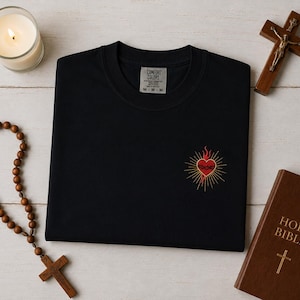 Camiseta Comfort Colors bordada con el Sagrado Corazón / Ropa de fe católica