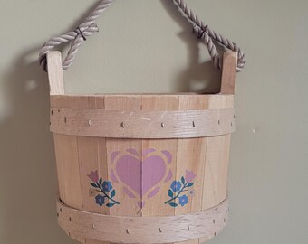 Cesta de pared estilo rústico vintage de madera y cuerda de The Maine Bucket Company, con forma de medio cubo o maceta.