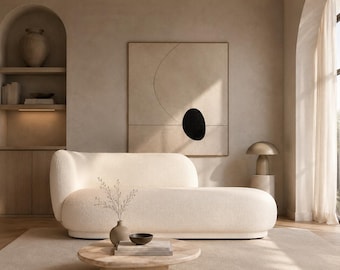 Chaise longue assimétrica em bouclé — estilo divã curvo, design minimalista escandinavo, cor areia off-white