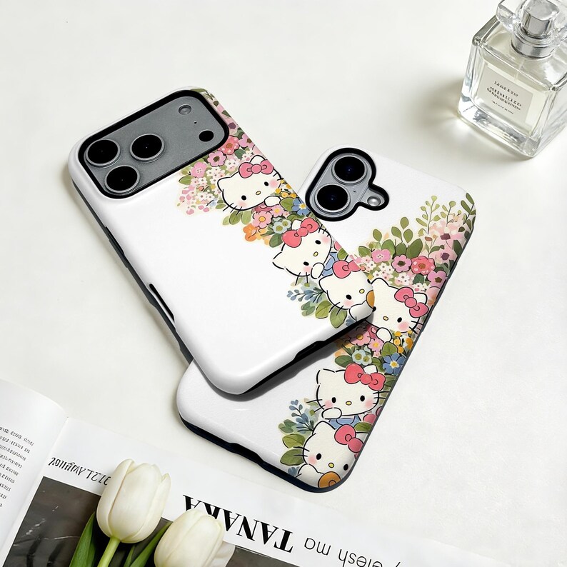 Puede incluir: Dos fundas blancas para tel&eacute;fono con un dise&ntilde;o floral y Hello Kitty. Las fundas presentan un patr&oacute;n repetido del ic&oacute;nico personaje de dibujos animados con lazos rosas, rodeado de flores coloridas y hojas verdes. Las fundas son para un tel&eacute;fono inteligente.