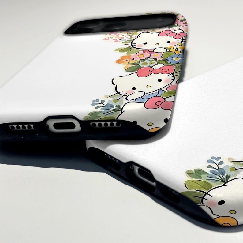 Puede incluir: Funda de tel&eacute;fono blanca con un dise&ntilde;o floral colorido y un personaje de dibujos animados con un lazo rosa. La funda tiene un borde negro y recortes para la c&aacute;mara y los botones. El dise&ntilde;o incluye flores rosas, amarillas y azules.