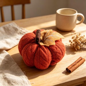 Decorazioni a tema zucca lavorate a maglia, zucche autunnali neutre all'uncinetto, decorazioni per vassoi a più livelli in stile cottagecore per l'autunno.