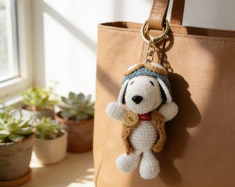 Handgemaakte gehaakte op Snoopy geïnspireerde piloothondsleutelhanger | Retro pluche pilootbedel | Leuk accessoire voor hondentas