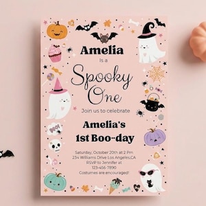 Op de afbeelding: Een rechthoekige uitnodigingskaart met een lichtroze achtergrond en Halloween-illustraties zoals spoken, pompoenen, vleermuizen en snoepjes. De tekst luidt: Amelia is a Spooky One, Join us to celebrate Amelia's 1st Boo-day, Saturday, October 20th at 2 PM, 234 Williams Drive Los Angeles, CA, RSVP to Jennifer at 123-456-7890, Costumes are encouraged.