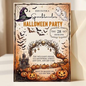 Op de afbeelding: Een rechthoekige Halloween-uitnodigingskaart met een paarse heksenhoed, twee witte geesten, vleermuizen, een spookhuis en een pad van oranje pompoenen. De tekst luidt JOIN US FOR A Spooktacular HALLOWEEN PARTY THU 28 OCT FROM 6PM.