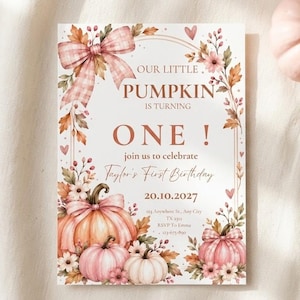 Op de afbeelding: Een rechthoekige verjaardagsuitnodigingskaart met aquarelillustraties van roze en oranje pompoenen, herfstbladeren en geruite strikken. De tekst luidt: OUR LITTLE PUMPKIN IS TURNING ONE! join us to celebrate Taylor's First Birthday 20.10.2027.