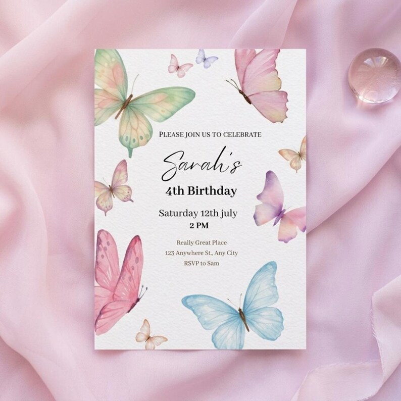 K&ouml;nnte beinhalten: Eine wei&szlig;e Einladungskarte mit Aquarell-Schmetterlingen in Rosa, Blau und Gr&uuml;n. Der Text lautet: "Please join us to celebrate Sarah's 4th Birthday, Saturday 12th July, 2 PM".