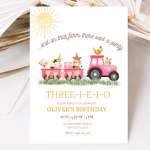 Puede incluir: Una invitación caprichosa con un tractor rosa tirando de vagones con animales de granja. El texto dice "...and on that farm there was a party" y "THREE-I-E-I-O". La invitación es para el cumpleaños de Oliver, con fecha, hora, dirección e información de RSVP.
