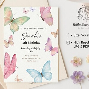 K&ouml;nnte beinhalten: Eine Geburtstagseinladung im Aquarellstil mit Schmetterlingen in Rosa, Blau und Gr&uuml;n. Die Einladung ist f&uuml;r Sarahs 4. Geburtstag, mit Datum und Uhrzeit. Die Einladung ist 12,7 x 17,8 cm gro&szlig;.