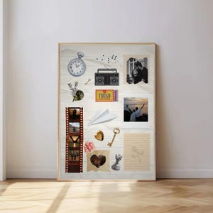 Op de afbeelding: Een ingelijste collage met elementen in vintage stijl. Het bevat een zakhorloge, een radio, filmstrips, een papieren vliegtuig, een hart, een sleutel en een lucifersdoosje met het woord "FUEGO". De achtergrond is een licht houtnerfpatroon.