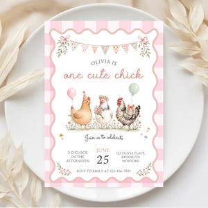 Op de afbeelding: Een rechthoekige uitnodigingskaart met een roze en wit geblokte rand, voorzien van drie geïllustreerde kippen, feestballonnen en bloemrijke slingers. De tekst luidt: OLIVIA IS one cute chick, JOIN US TO CELEBRATE, JUNE 25, 3 O'CLOCK IN THE AFTERNOON, 123 OLIVIA PLACE, BROOKLYN, NEWYORK, RSVP TO EMILY AT 123-456-7891.