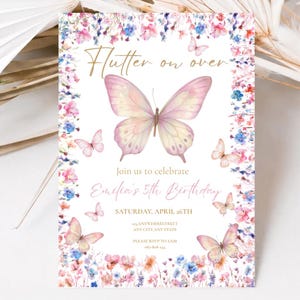 Op de afbeelding: Een verjaardagsuitnodiging met een centraal vlinderontwerp en bloemenranden. De uitnodiging bevat de tekst "Flutter on over" en details voor Emilia's 5e verjaardag, inclusief datum, tijd en RSVP-informatie.
