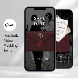 Op de afbeelding: Esthetisch trouwkaartontwerp op een smartphonescherm. Het ontwerp toont een bordeauxrode envelop met een zegel, de tekst "SAVE THE DATE" en de datum 01.02.2030. Het Canva-logo is zichtbaar.