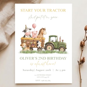Op de afbeelding: Een rechthoekige uitnodigingskaart met een groene tractor die een wagen trekt met een koe, varken, paard, hond en kat. De tekst luidt: START YOUR TRACTOR And put it in gear OLIVER'S 2ND BIRTHDAY is almost here! Saturday August 20th At 5 pm.