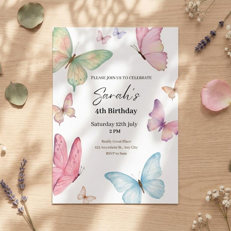 K&ouml;nnte beinhalten: Eine wei&szlig;e Einladungskarte mit Aquarell-Schmetterlingen in Rosa, Blau und Gr&uuml;n. Der Text lautet "Sarahs 4. Geburtstag" mit Datum und Uhrzeit. Florale Akzente umgeben die Karte.