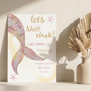 Può includere: Un invito a tema sirena con una coda di sirena ad acquerello rosa, oro e viola. Il testo recita "lets shell ebrate!" con i dettagli del compleanno e le informazioni RSVP. L'invito è decorato con stelle marine.