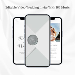 Op de afbeelding: Drie smartphones tonen een ontwerp voor een huwelijksuitnodiging. De centrale telefoon toont een grijs geometrisch ontwerp met een zilveren zegel. De andere telefoons tonen uitnodigingsdetails, inclusief namen, datum en locatie. De tekst bovenaan luidt "Editable Video Wedding Invite With BG Music."