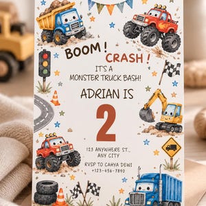 Op de afbeelding: Een rechthoekige verjaardagsuitnodigingskaart met geïllustreerde bouwvoertuigen en monstertrucks. De tekst luidt: BOOM! CRASH! IT'S A MONSTER TRUCK BASH! ADRIAN IS 2, 123 ANYWHERE ST., ANY CITY, RVSP TO CAHYA DEWI +123-456-7890.