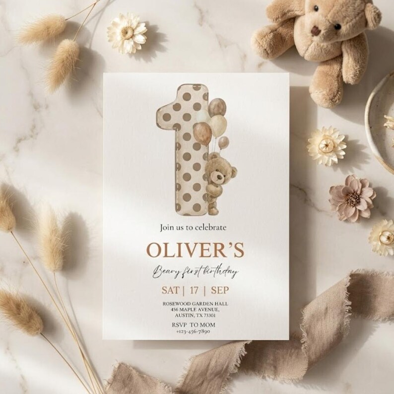 Pode incluir: Um convite de anivers&aacute;rio bege e branco com o n&uacute;mero um em padr&atilde;o de bolinhas, um ursinho de pel&uacute;cia e bal&otilde;es. O convite diz "Join us to celebrate OLIVER'S Beary first birthday SAT | 17 | SEP".