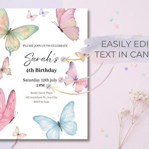 K&ouml;nnte beinhalten: Eine wei&szlig;e Einladungskarte mit Aquarell-Schmetterlingen in Rosa, Blau und Gr&uuml;n. Der Text lautet "Sarahs 4. Geburtstag" mit Datum, Uhrzeit und Ortsangaben. Die Worte "EASILY EDIT TEXT IN CANVA" sind ebenfalls vorhanden.