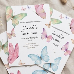 K&ouml;nnte beinhalten: Wei&szlig;e Geburtstagseinladungskarten mit Aquarell-Schmetterlingen in Rosa, Blau und Gr&uuml;n. Der Text lautet: "Please join us to celebrate Sarah's 4th Birthday Saturday 12th July 2 PM".