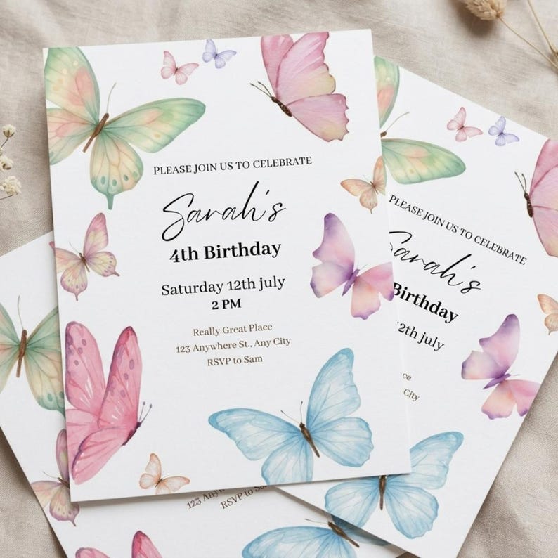 K&ouml;nnte beinhalten: Wei&szlig;e Geburtstagseinladungskarten mit Aquarell-Schmetterlingen in Rosa, Blau und Gr&uuml;n. Der Text lautet: "Please join us to celebrate Sarah's 4th Birthday Saturday 12th July 2 PM".